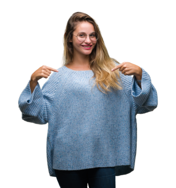 Genç beyaz kadın gülümsüyor ve şeffaf arka planda kendini işaret ediyor.