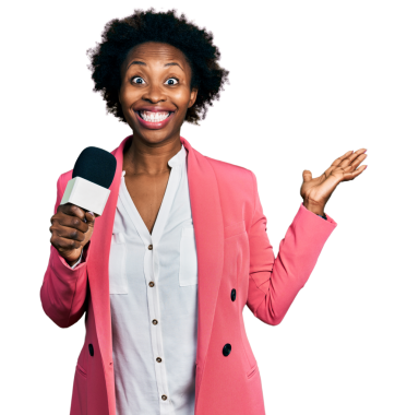 Genç Afrikalı kadın gülümsüyor ve mikrofonu şeffaf bir arkaplanda tutuyor.