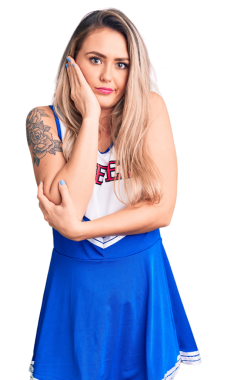 Kollarında dövmesi olan genç bir kız ve şeffaf bir arkaplanda gülümsüyor. 