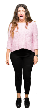 Şeffaf arka planda dilini gösteren mutlu kızın tam boy portresi.