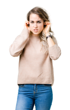 Kıvırcık saçlı genç bir kadın şeffaf arka planda ellere dokunuyor.   