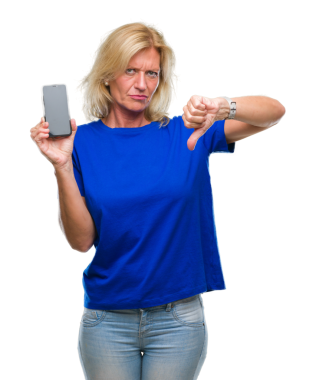 Kadın, şeffaf arkaplanda akıllı telefon ile baş parmaklarını aşağı gösteriyor