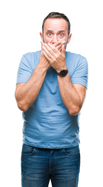 Orta yaşlı bir adamın portresi şeffaf arka planda ağzını kapatıyor.