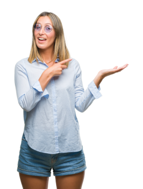 Genç ve güzel bir kadın şeffaf arka planda bir şey gösteriyor.