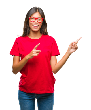 Genç Asyalı kadın şeffaf arka planda bir şey gösteriyor. 