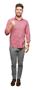 Şeffaf arka planda mutlu genç bir adamın portresi.    