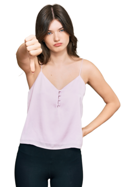 Baş parmaklarını gösteren genç bir kadın