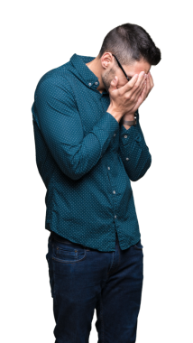 Yüzü örten ve şeffaf arkaplanda ağlayan yakışıklı bir genç portresi. 