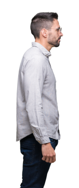 Şeffaf arkaplanda güneş gözlüklü genç adamın yan portresi. 