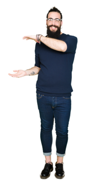 Gündelik giysiler içindeki genç adam elleriyle çerçeve yapıyor.