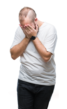 Yüzü örten ve şeffaf arka planda ağlayan adamın portresi