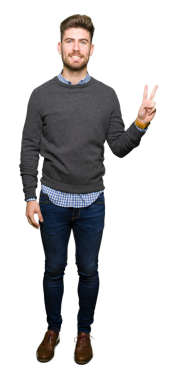 Şeffaf arkaplanda zafer işareti gösteren mutlu genç adamın portresi    