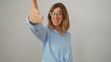 Sarışın ve gözlüklü, yakışıklı genç bir kadın izole edilmiş beyaz bir arka planda başarılı bir iş için güvenli bir şekilde el sıkışmayı teklif ediyor.