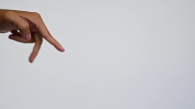 Adamın eli, boş bir arkaplanda yürüyen parmakları canlandırıyor, minimalist bir ortamda yaratıcılık ve oyunculuk sergiliyor..