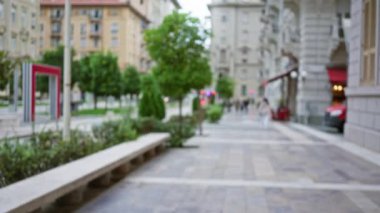 La spezia, İtalya 'da bir caddenin bulanık görüntüsü, dağılmış ağaçlar ve binalar Avrupa kentsel bölgesinde huzurlu bir kasaba ortamı sağlıyor..