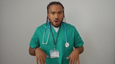 Afro-Amerikan üniformalı adam, şaşırmış ve şok olmuş yüz ifadesi, izole edilmiş beyaz arka plan için heyecanlı ama korkmuş