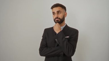 Resmi takım elbiseli genç İspanyol adam izole edilmiş beyaz arka planda fikir jesti yapıyor.
