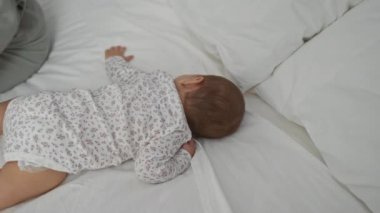 Kadın ve bebek rahat bir yatak odasında dinleniyor. Şefkatli bir aile bağı sergiliyorlar. Aşkı, rahatlığı, sıcaklığı, anneliği, kapalı alanda rahatlığı ve samimi anları vurguluyorlar..