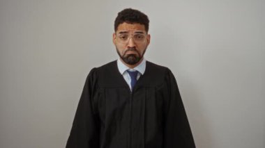 Yargıç cüppeli genç İspanyol adam üzgün ve depresif bir ifadeyle duruyor. Stres ve endişe yüzünden yalnız ve ağlıyor.