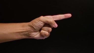 Siyah arka planda farklı pozisyonlarda el hareketlerini gösteren bir adam