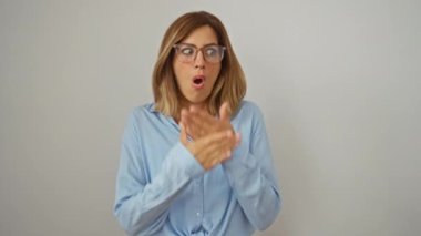 Şok ve gizli, gözlüklü, ağzı ve elleri bir hatayı örten genç sarışın kadın, izole edilmiş beyaz arka planda şok oldu.