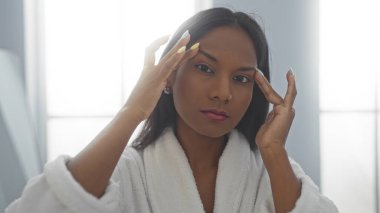 Kapalı bir güzellik merkezinde yüzünü geren genç bir kadın.