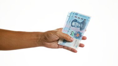 Çin Yuan banknotları Çin 'de para, para ve finans kavramını gösteren izole beyaz arka plan üzerinde el ele tutuşma.