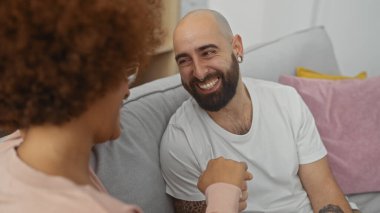 Irklar arası çift sıcak bir yuva ortamında neşeli bir anın tadını çıkarıyor.