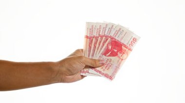 İzole edilmiş beyaz arkaplan üzerinde el ele tutuşan İzlanda kronu, para ve para biriminin karmaşık tasarımı