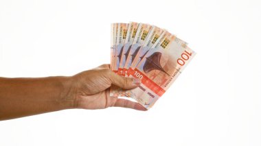 Norveç kronu banknotları, beyaz bir arka planda izole edilmiş, Norveç 'ten gelen paralar sergileniyor..