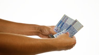 Güney Kore 'yi elinde tutan adam izole edilmiş beyaz arka planda banknotlar kazandı