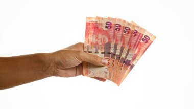 El ele tutuşan Güney Afrika rand banknotları izole edilmiş beyaz arka plan