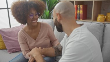 Ev ortamında birbirine gülen ırklar arası bir çift..