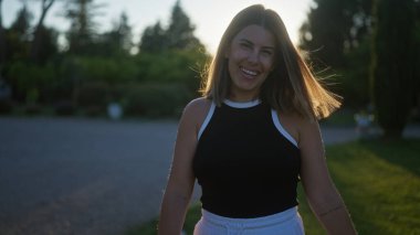 Genç, güzel, İspanyol bir kadın Puglia, İtalya 'da bir villada gülümsüyor. Masseria evinin huzurlu bir geçmişi ve Avrupa' da yemyeşil bir evi var..