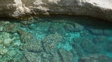 Kristal berrak turkuaz su ve Salento, Torre dell 'orso, puglia, İtalya' da kayalık kıyı oluşumları aydınlık bir yaz gününde Avrupa.