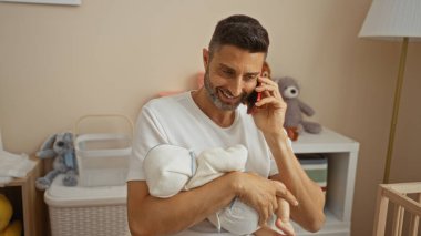 Sıcak ortam ışığı altında içi doldurulmuş hayvanlarla dolu bir odada telefonla konuşurken gülümseyen bir adam sıcaklık ve mutluluğu çağrıştırıyor..