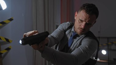 İspanyol dedektif el feneriyle olay yerini arıyor.