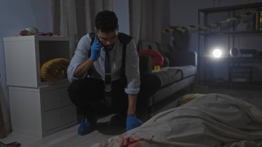 İspanyol dedektif, olay yerindeki telefonda kan, ceset ve kanıtlarla konuşuyor..