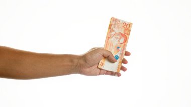 El ele tutuşan Filipin pesoları izole edilmiş beyaz arka plan mali işlemleri veya nakit işleme önerir