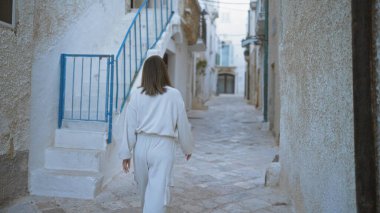 Genç bir İspanyol kadın polignano 'nun dar ve pitoresk sokaklarında yürüyor. Bir kısrak, puglia, İtalya, güzel şehir mimarisi ve sakin atmosferini gözler önüne seriyor..