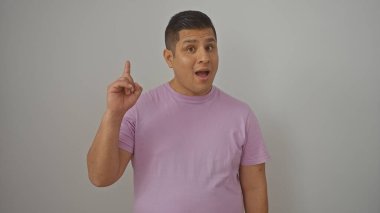 Bir fikri olan İspanyol bir adam, yukarıya bakıyor, beyaz bir arka planda izole edilmiş..