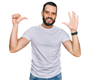 Saydam arka planda parmakları olan pozitif bir gencin portresi           