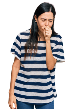 Şeffaf arkaplanda öksüren güzel bir genç kadının portresi.            