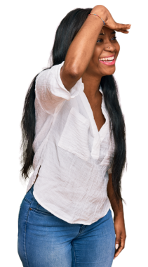 Şeffaf arkaplanda uzaktan bakan mutlu genç bir kadının portresi        