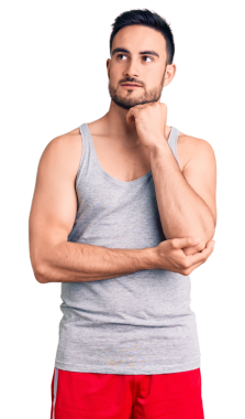 Kırmızı tişörtlü yakışıklı adam şeffaf arka planda düşünüyor ve bakıyor.