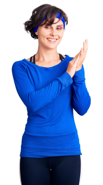 Güzel genç bir kadının portresi şeffaf arka planda el çırpıyor.   