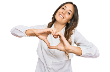 Gülümseyen ve şeffaf arkaplanda kalp sembolü gösteren güzel bir genç kadının portresi.      