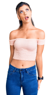 Saydam arka planda düşünen şaşırmış genç bir kadının portresi.   