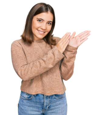 Genç beyaz kadın şeffaf arka planda el çırpıyor.