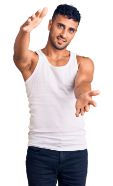 Elinde şeffaf arka planda bir şey tutan yakışıklı bir adamın portresi.